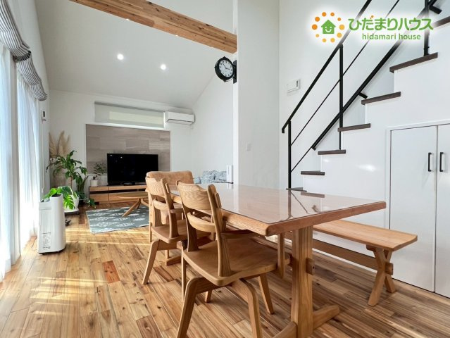 熊谷市原島　中古一戸建てのダイニング|階段下のデッドスペースを有効活用した便利な収納スペースを設置しています！掃除機や日用品など生活感の出やすいアイテムをさっと隠せるのが嬉しいですね。リビングがいつも片付いた状態で、ゆったりと過ごせます♪