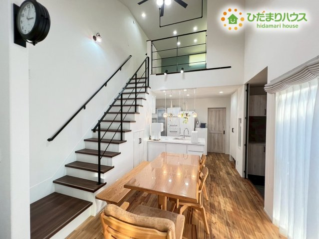 熊谷市原島　中古一戸建てのキッチン|無垢材の床が心地よいリビングは冬でも温かみを感じられるリラックス空間です！大きな窓からはたっぷりの陽光が差し込み、お昼寝したくなるような心地よさ。家族みんなが自然と集まり笑顔が溢れるような場所ですね♪