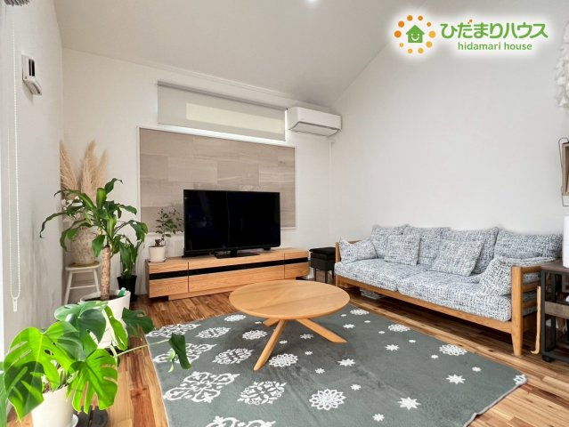 熊谷市原島　中古一戸建ての居間・リビング|木の質感を活かした家具がよく馴染む統一感のある内装デザインです！キッチンからリビング全体を見渡せるので、お料理中もお子様の様子を見守ることができます。家族のつながりを大切にできる安心のレイアウトです♪