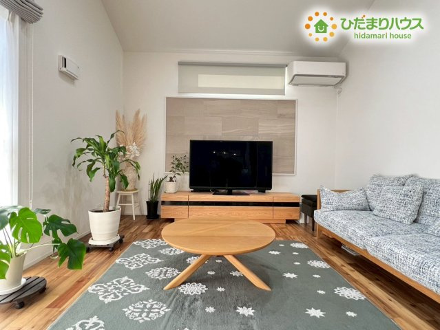 熊谷市原島　中古一戸建ての居間・リビング|テレビ背面のアクセントウォールがおしゃれな落ち着きのあるインテリアです！ゆったりとしたソファを置いても余裕のある広さがあり休日は映画鑑賞などを楽しめます。木の香りに包まれて一日の疲れを癒せそうですね♪
