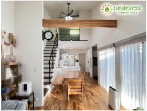 熊谷市原島　中古一戸建てのキッチン|吹き抜けがあることで、実際の面積以上に広がりを感じられる設計になっています！2階からの光もリビングに届き、家全体が明るい印象です。高い天井を回るシーリングファンが、室内の温度を快適に保ってくれますね♪