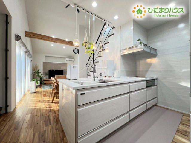 熊谷市原島　中古一戸建てのキッチン|お料理中もお喋りが弾むオープンな対面式キッチンです！作業スペースが広くお子様と一緒にお菓子作りなども楽しめます。吊り下げられた観葉植物が、毎日の家事タイムを楽しく、リラックスしたものにしてくれますね♪