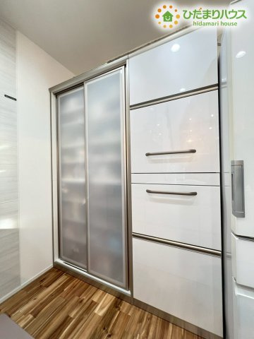 熊谷市原島　中古一戸建ての収納|食器類や家電を効率よく並べられる収納力豊富のカップボードです！半透明の扉で中身が見えすぎず清潔感のあるキッチンを保てます。コンセント位置も工夫されており、コーヒーメーカーなどの家電も使いやすいですよ♪