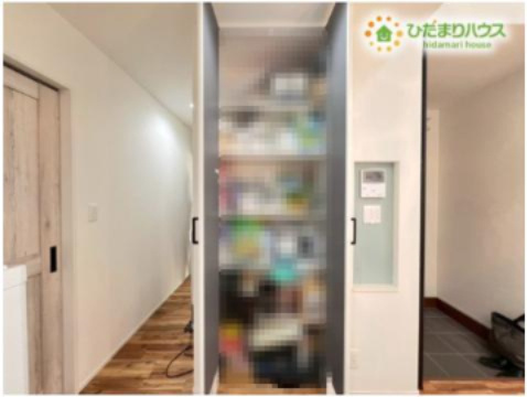 熊谷市原島　中古一戸建ての収納|可動棚付きの大型パントリーは食品ストックや調理器具をたっぷり整理できます！扉を閉めれば見た目もスッキリするので、急な来客時でも安心です。出し入れしやすい配置で、毎日のお料理がよりスムーズに進みますね♪