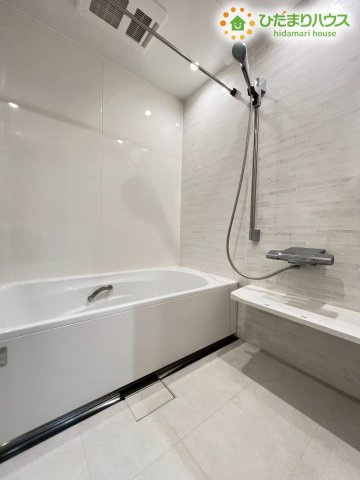 熊谷市原島　中古一戸建ての浴室|白を基調とした明るく清潔感のある浴室です！ゆったりとした浴槽は一日の疲れを癒やすのにぴったりなサイズ感です♪手すりやスライドバー付きのシャワーなど、家族みんなが安全に使いやすい設備が整っています！
