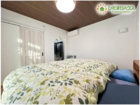 熊谷市原島　中古一戸建ての内装|木目調の天井が落ち着きを与える寝室からは、クローゼットへの入り口が見えます！白をベースにした内装はどんな家具とも相性が良く、お好みのインテリアを楽しめます♪エアコン完備で、季節を問わず快適に眠れます！