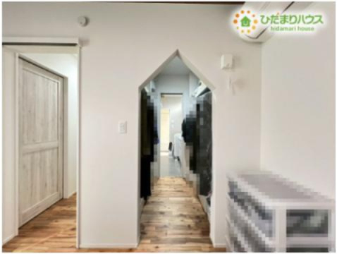 熊谷市原島　中古一戸建ての構造・工法・仕様|毎日使うクローゼットの入口を可愛い三角屋根の形にデザインしています！お部屋のアクセントになっていて、通るたびにワクワクするような仕掛けです♪白い壁に木目調のドアが映える、温かみのある空間ですね！