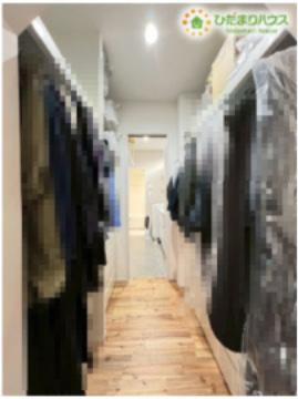 熊谷市原島　中古一戸建ての収納|ハンガーパイプと棚が両側に備わった大容量の収納スペースです！洗濯機置き場へそのまま通り抜けられる動線が確保されており、洗う・干す・しまうの流れがスムーズに完結します♪毎日の家事負担をグッと軽減します！