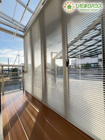 熊谷市原島　中古一戸建てのバルコニー|大きな窓からたっぷり光が取り込める明るいサンルームです！天候を気にせずにお洗濯物を干せるのはもちろん観葉植物を育てたり、日向ぼっこを楽しんだり♪外部からの視線を遮るブラインド付きでプライバシーも安心！