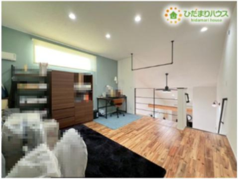 熊谷市原島　中古一戸建ての内装|リビングを見下ろせる開放的な空間は、お子様の遊び場や家族のセカンドリビングに最適です！シーリングファンが空気を循環させ家中の温度を一定に保ちます♪アイアンの手すりが空間をグッとおしゃれに引き締めます！