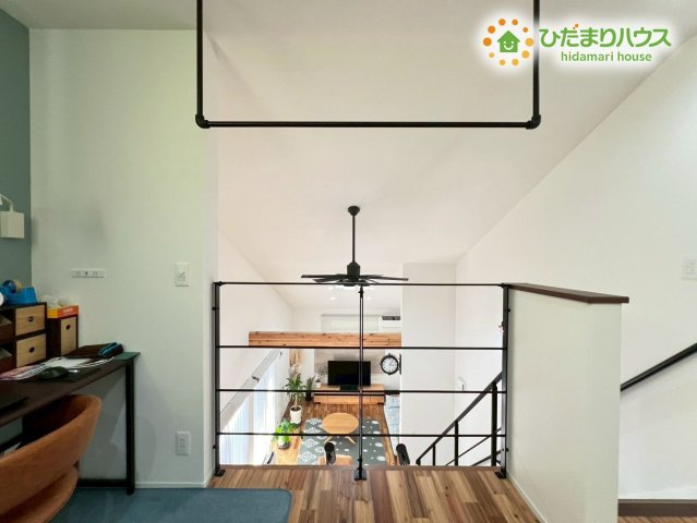 熊谷市原島　中古一戸建ての構造・工法・仕様|2階のホールにあるデスクスペースからは、吹き抜けを通じて1階のリビングまで視線が届きます！お仕事中も家族の気配を感じられる安心の設計です♪アイアン調の室内物干しも備わっており、実用性もばっちりですね！