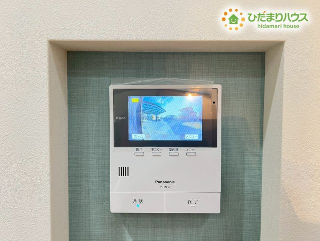 熊谷市原島　中古一戸建てのセキュリティ|カラーモニターで玄関先の様子がしっかり確認できるので防犯面でも心強い設備です！ニッチ部分に収められているため壁面がスッキリして見えるのも嬉しいポイント♪お部屋のアクセントクロスともマッチしておしゃれ！