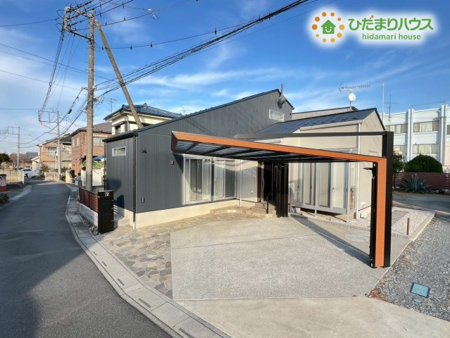 熊谷市原島　中古一戸建ての外観|開放感たっぷりの立地で、どの角度から見ても絵になるお住まいです！周囲に高い建物が少ないため、しっかりとお日様の光が差し込み、明るい気持ちで一日を過ごすことができそうな、陽だまりの空間ですね♪