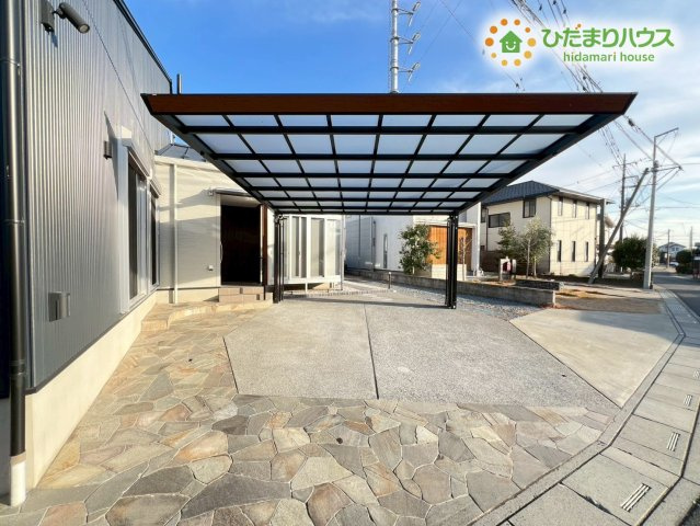 熊谷市原島　中古一戸建ての駐車場|木目の軒天が印象的なカーポートは大切なお車を日差しや雨から守るだけでなく外観のアクセントとしても輝いています！ゆとりのある広さが確保されているので、ベビーカーや自転車の出し入れもストレスなく行えます♪