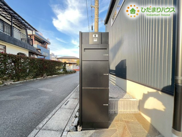 熊谷市原島　中古一戸建ての設備|玄関前には大容量の宅配ボックスが設置されており、不在時や手が離せない時でも荷物を確実に受け取れます！再配達の手間が省けるのでネットショッピングを頻繁に利用する方にとっても、非常に利便性の高い設備です♪