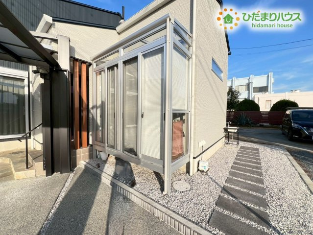 熊谷市原島　中古一戸建てのランドリースペース|リビングから繋がるサンルームは、天気を気にせずにお洗濯物を干せる共働き世帯の強い味方です！花粉や雨からも衣類を守れるほか、ポカポカとした日差しの中で椅子を置いて、ゆっくりと読書を楽しむのも素敵ですね♪