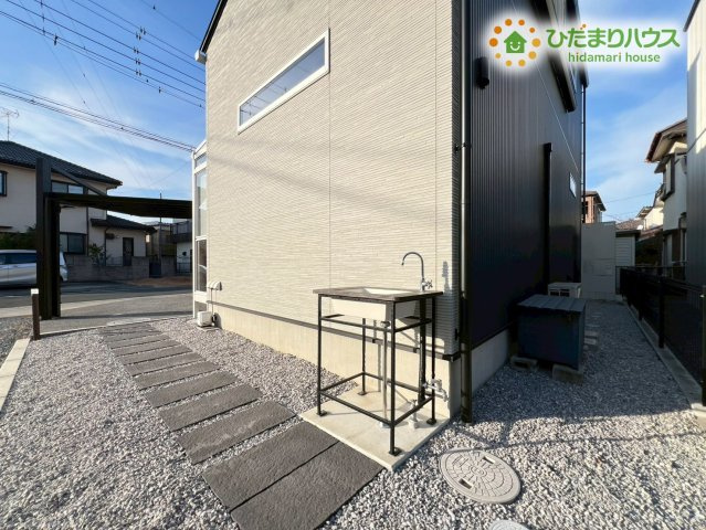 熊谷市原島　中古一戸建ての庭|お庭の掃除やガーデニングに便利なインダストリアルなデザインの外手洗い場です！外で遊んで泥んこになったお子様の手足をサッと洗ってから室内に入れるのでお部屋を汚さずお掃除の手間もグッと減って助かりますね♪