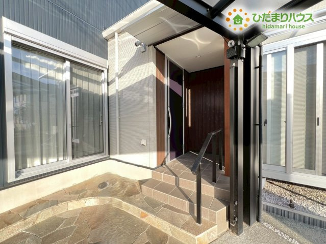 熊谷市原島　中古一戸建ての玄関|天然石風のタイルが敷き詰められた高級感のあるアプローチは、毎日帰宅するのが楽しみになるデザインです！段差が緩やかで手すりも設置されているため、小さなお子様やご年配の方も安心して玄関まで移動できますね♪