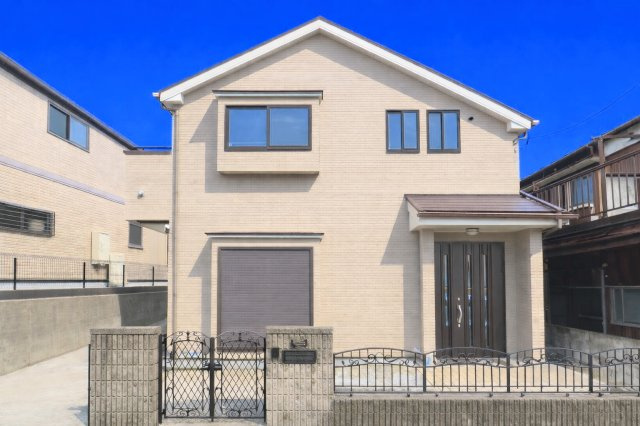 【外観】 | ◆◇旭区上白根1丁目中古戸建◆◇ | ◆堂々たる趣ながら、主張し過ぎずどこか余裕を感じさせるシャープなフォルムで佇む邸宅は、晴天の空と照らし合わせる事で、本来あるべき完成形の姿を見せてくれます。【画像は加工しています】