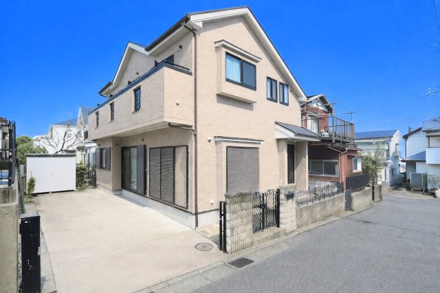 【前面道路含む現地写真】 | ◆◇旭区上白根1丁目中古戸建◆◇ | ◆前面道路も幅員があり車の運転も安心！前面道路は閑静な住宅地。車通りの少ない道路です。お子様にも安心です。【画像は加工しています】