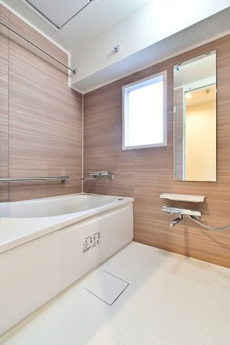 【浴室】 | アンピール西公園 | 浴室乾燥機付なので雨の日のお洗濯に活躍するのはもちろん、浴室をカラリと乾燥させられるのでカビ対策にも