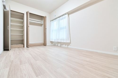 【洋室】 | アンピール西公園 | 広々とした洋室は収納スペースがたっぷり！どんなお洒落さんでも安心の大容量収納が自慢です