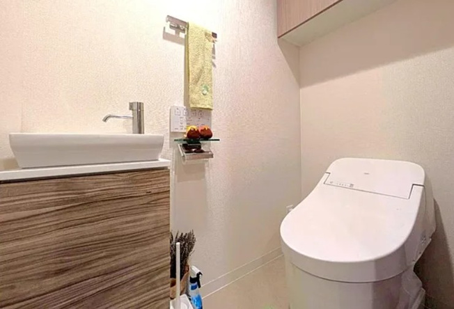 【トイレ】 | クレイシア・ヴァースクレイシアIDZ王子マークプレイス | 清潔な空間であって頂けますように、汚れをふき取り易いフロアと壁紙をチョイス致しました。