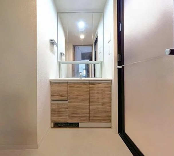 【独立洗面台】 | クレイシア・ヴァースクレイシアIDZ王子マークプレイス | 身だしなみチェックや歯磨きなど、朝の慌ただしい時間でも余裕とゆとりを感じられる。