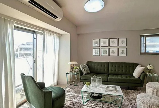 【居間・リビング】 | クレイシア・ヴァースクレイシアIDZ王子マークプレイス | 居心地のいい暮らしには欠かせない眩い採光。ゆったりとした幅の窓からこの空間に降り注ぐ採光が絶えません。