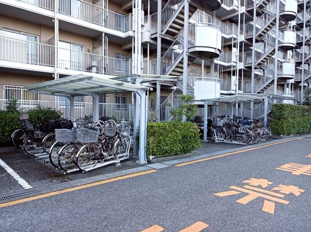 メイツ草加の駐輪場