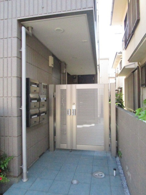 Ｐｒｅｃｉｏｕｓのエントランス|外構オートロック付きのエントランス