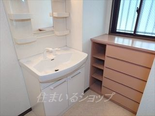 サンパレス香川の洗面所|シャンプードレッサー・窓あり
