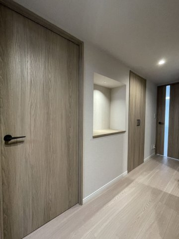 【内装】 | 南薬院パークマンション | 玄関ホールにも収納が設置されています。扉付きなので急な来客時でも安心です