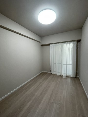 【洋室】 | 南薬院パークマンション | 4.6帖の洋室。全室バルコニーに面しており明るく風通しも良好です