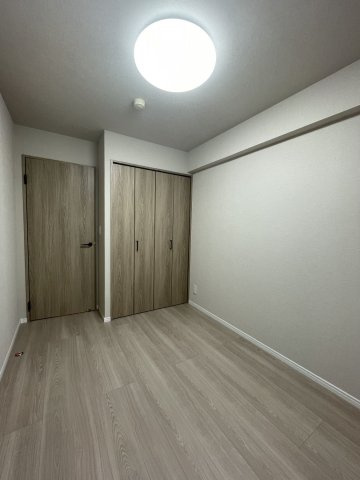 【洋室】 | 南薬院パークマンション | 各部屋にはクローゼットを完備しています！収納が多いお家はすっきりして快適空間です