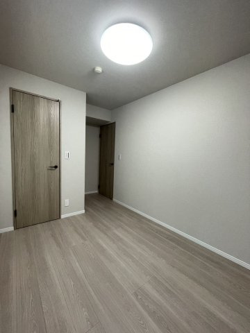 【洋室】 | 南薬院パークマンション | 玄関側6.1帖の洋室。2面採光で明るく、大容量のウォークインクローゼットを備えています