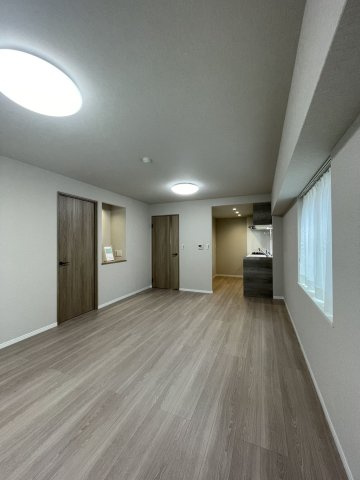 【居間・リビング】 | 南薬院パークマンション | 5階南東向きフルリフォーム済の3LDKです。広々としたLDKはソファやTVを置いてもゆとりがあります