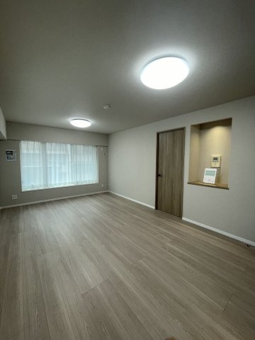 【居間・リビング】 | 南薬院パークマンション | 南向きのLDKは日当たり良好です。二面採光で長い時間明るい陽射しが射し込みます