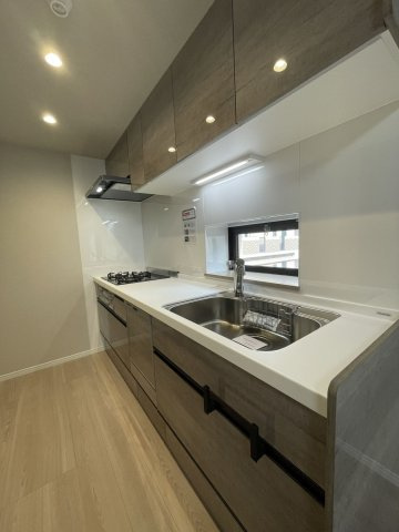 【キッチン】 | 南薬院パークマンション | キッチンは壁面が多いので収納量が多くなっています。窓があるので手元が明るくにおいもこもりづらいです