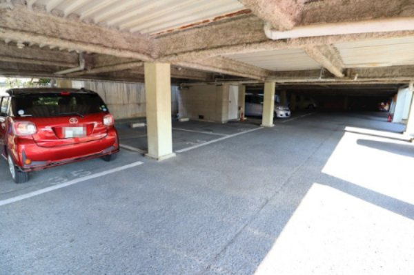 フェリス東生駒の駐車場