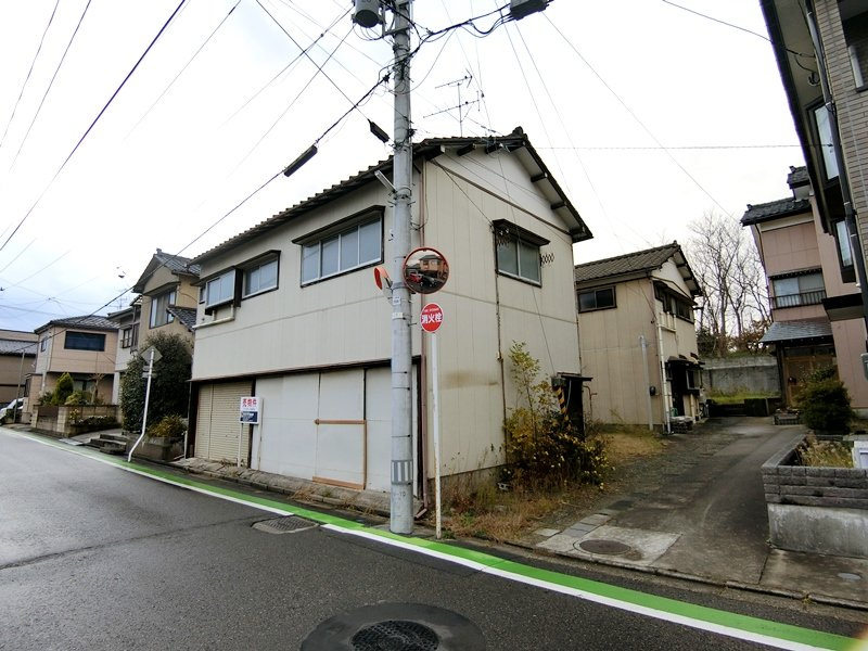 新潟市中央区四ツ屋町2丁目　中古戸建の前面道路含む現地写真