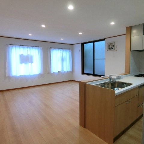 新潟市中央区出来島2丁目　中古戸建の居間・リビング