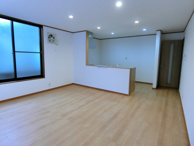 新潟市中央区出来島2丁目　中古戸建の居間・リビング