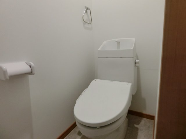 新潟市中央区出来島2丁目　中古戸建のトイレ