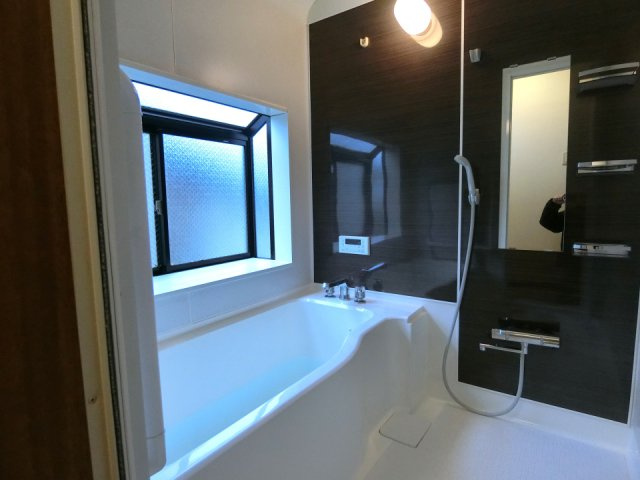 新潟市中央区出来島2丁目　中古戸建の浴室