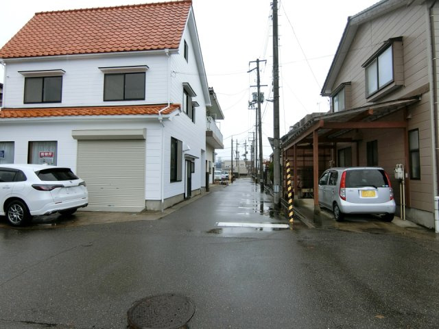 新潟市中央区出来島2丁目　中古戸建の駐車場