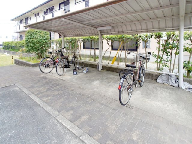 セジュール松泉 B棟のその他共用部分|駐輪場に自転車も停められます♪