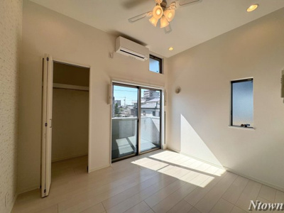 【居間・リビング】 | CasaViola栄生 | こちらの居間で趣味の時間をお楽しみください