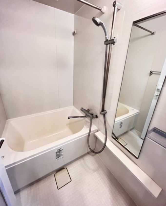 レジディア三軒茶屋Ⅲ　1Fコンビニ　トランクルーム　礼金０の浴室