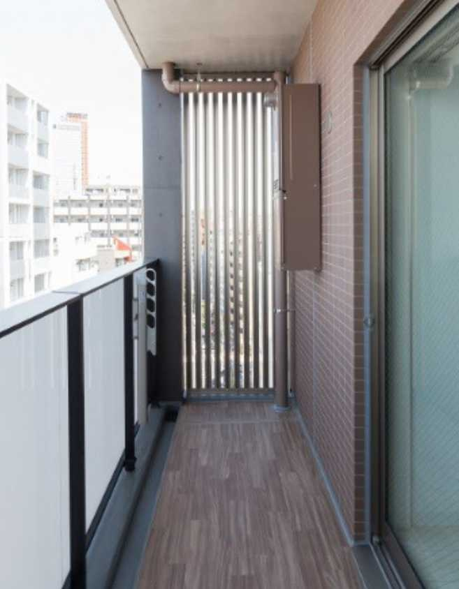 レジディア三軒茶屋Ⅲ　1Fコンビニ　トランクルーム　礼金０のバルコニー